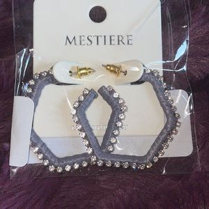 ✨✨BOUTIQUE CRYSTAL TRADING INC - Gold Small Hoops ✨✨